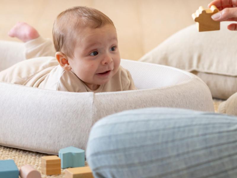 Imagen del WelcomePod de Inglesina utilizado para descanso y actividades de Tummy Time, promoviendo el desarrollo motor del bebé